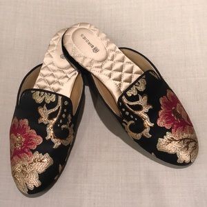 A pair of floral jacquard shoes